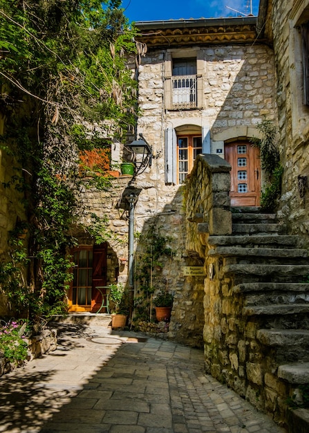 Ruelle pavée et escaliers aux plantes luxuriantes dans le village des Matelles, dans l'Hérault