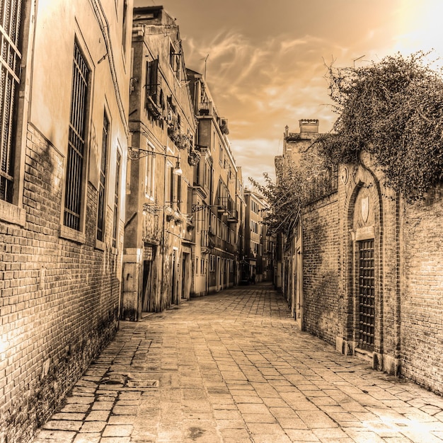 Ruelle pittoresque à Venise en ton sépia Italie