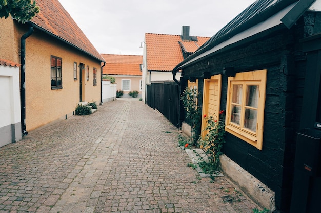 Photo une ruelle vide au milieu des bâtiments de la ville