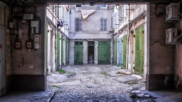 Photo une ruelle vide au milieu des bâtiments de la ville.