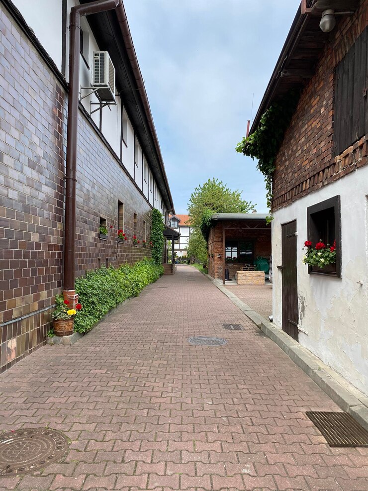Photo une ruelle vide au milieu des bâtiments de la ville