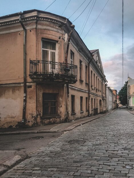 Photo une ruelle vide au milieu des bâtiments de la ville