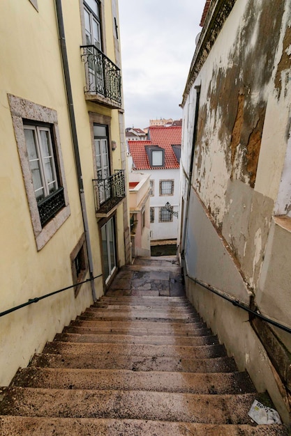 Photo une ruelle vide au milieu des bâtiments de la ville