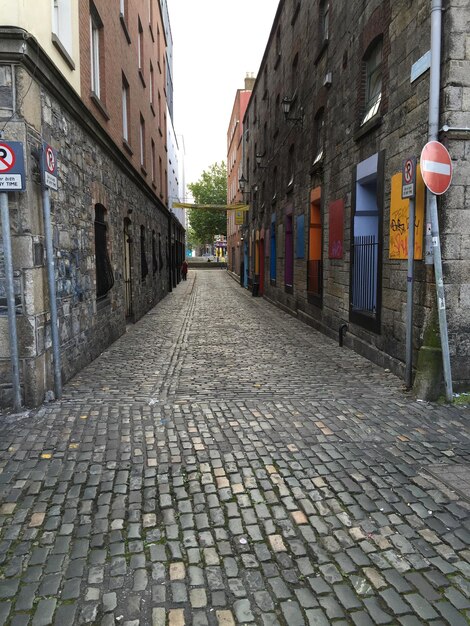 Une ruelle vide au milieu d'un immeuble en ville.