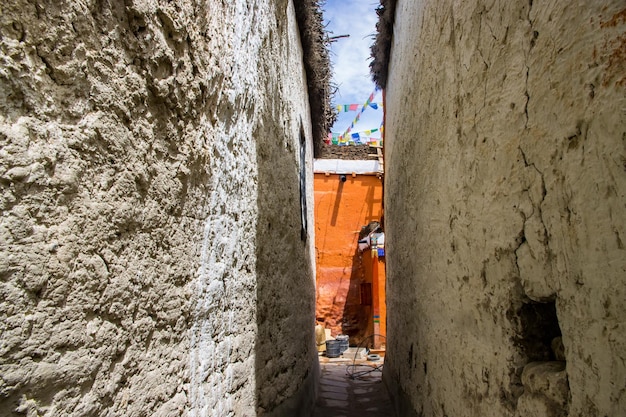 Ruelles ancienne maison monastère à l'intérieur du mur Royaume de Lo à Lo Manthang Upper Mustang Népal