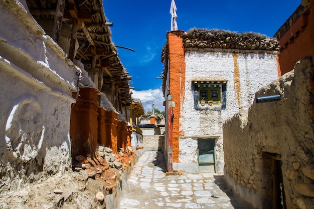 Ruelles ancienne maison monastère à l'intérieur du mur Royaume de Lo à Lo Manthang Upper Mustang Népal