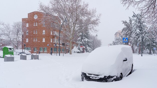 Rues et bâtiments couverts de neige par jour en raison de la tempête de neige Filomena tombant à Madrid en Espagne. L'Europe 