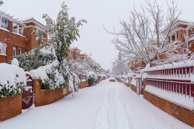 Rues et bâtiments couverts de neige par jour en raison de la tempête de neige Filomena tombant à Madrid en Espagne. L'Europe 