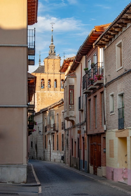 Rues et bâtiments du village médiéval de Tordesillas à Valladolid