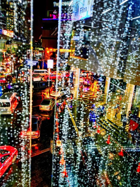 Photo rues et bâtiments de la ville éclairés la nuit