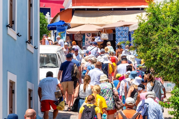 Rues bondées de touristes de l'île de Halki en Grèce