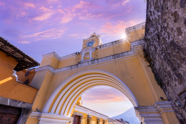 Les rues coloniales colorées d'Antigua au Guatemala dans le centre-ville historique Barrio Historico