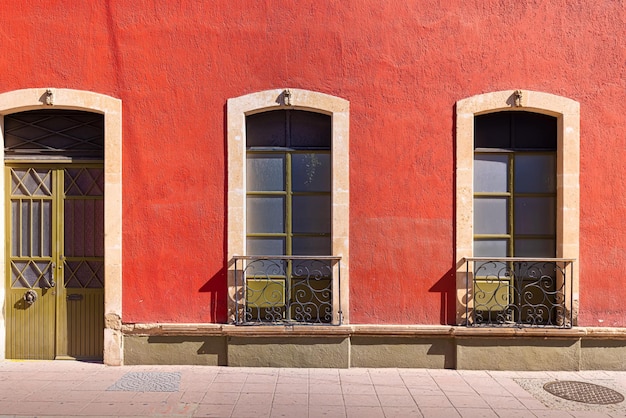 Photo rues colorées de leon et maisons coloniales dans le centre-ville historique de leon