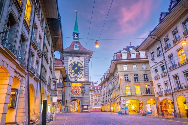 Rues commerçantes dans le centre historique de la vieille ville de Berne paysage urbain en Suisse