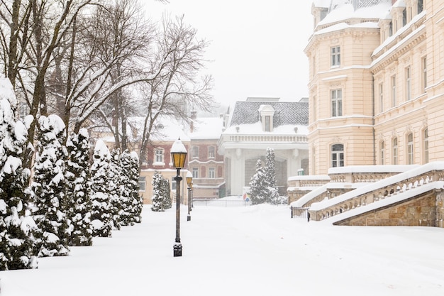 Les rues couvertes de neige de la ville de Lviv copient l'espace