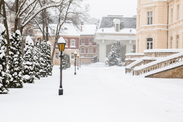 Les rues couvertes de neige de la ville de Lviv copient l'espace