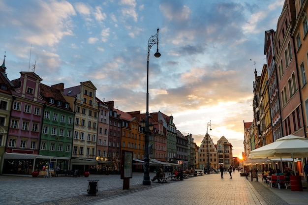 Rues du soir de la ville de wroclaw en pologne au printemps au coucher du soleil