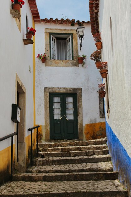 Rues du village portugais d'Obidos appartenant à la province historique d'Estrémadure