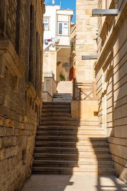 Les rues étroites du vieux Bakou avec ses vieilles maisons et ses balcons en bois