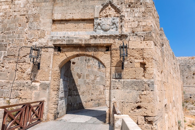 Rues historiques pavées étroites dans la vieille ville de Rhodes Dodécanèse Grèce