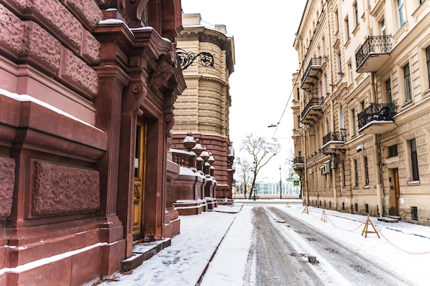 Rues D'hiver De Pétersbourg, Panoramas De La Ville Et Beaux Bâtiments Historiques Avec De La Neige