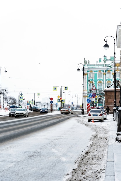 Rues D'hiver De Pétersbourg, Panoramas De La Ville Et Beaux Bâtiments Historiques Avec De La Neige