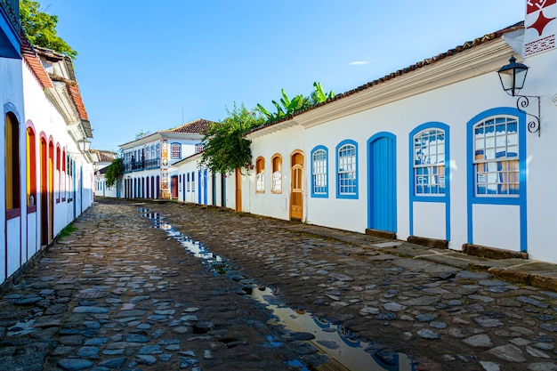 Rues et maisons du centre historique de Paraty, Rio de Janeiro, Brésil. Journée ensoleillée à Paraty. Paraty est ville colonil classée Unesco