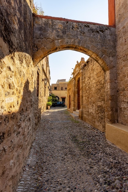 Rues et maisons d'habitation dans la vieille ville historique de Rhodes Grèce