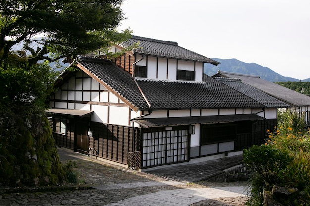 Rues et maisons japonaises traditionnelles dans la ville de Magome Juku le long du sentier Nakasendo dans la vallée de Kiso