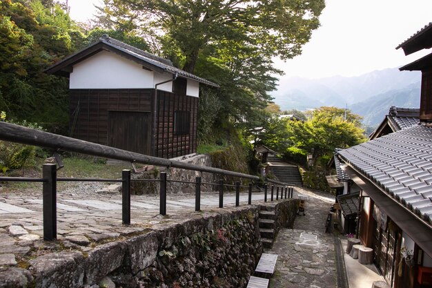 Rues et maisons japonaises traditionnelles dans la ville de Magome Juku le long du sentier Nakasendo dans la vallée de Kiso