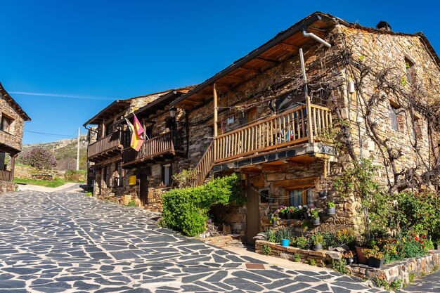 Photo des rues pavées dans le village de valverde arroyos guadalajara dans les montagnes noires