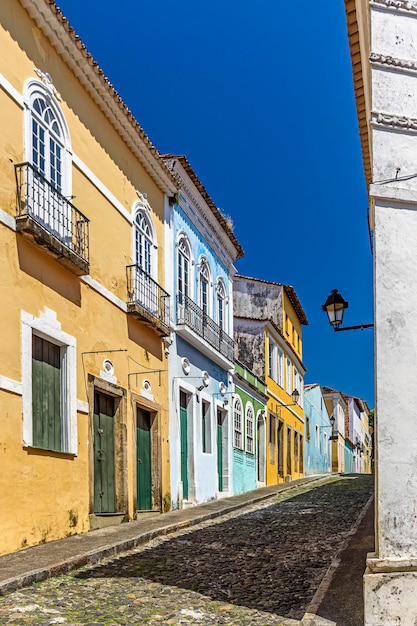 Des rues pavées et des pentes et des maisons historiques colorées dans le quartier de Pelourinho, à Salvador Bahia