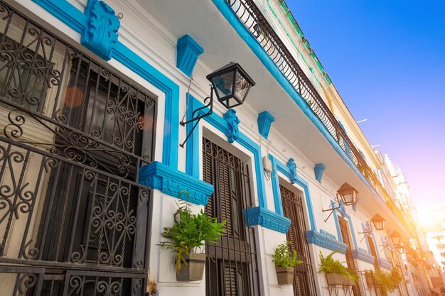 Rues pittoresques et colorées de la vieille Havane dans le centre-ville historique de Havana Vieja, près de Paseo El Capitolio