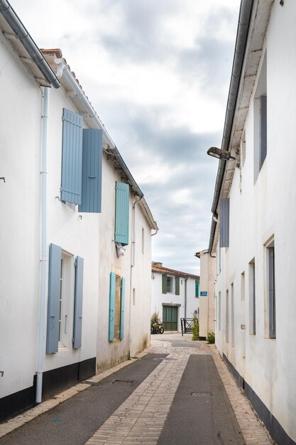 Photo des rues pittoresques des villages du le de r en france sur la côte atlantique