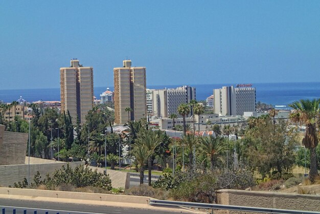 rues touristiques intéressantes dans le sud de l'île canarienne de Tenerife en Espagne par une chaude journée d'été