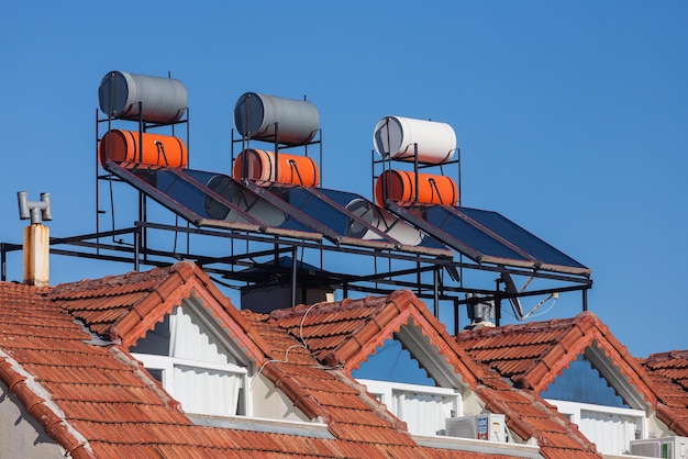 Rues turques colorées avec maisons basses barils d'eau chaude sur le toit et panneaux solaires