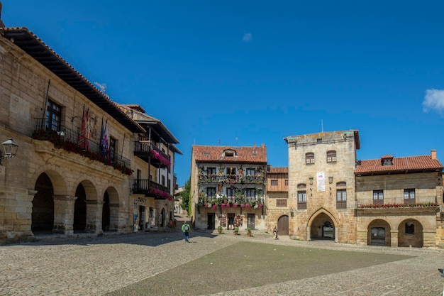 Rues typiques du vieux village du patrimoine mondial de Santillana del Mar Espagne