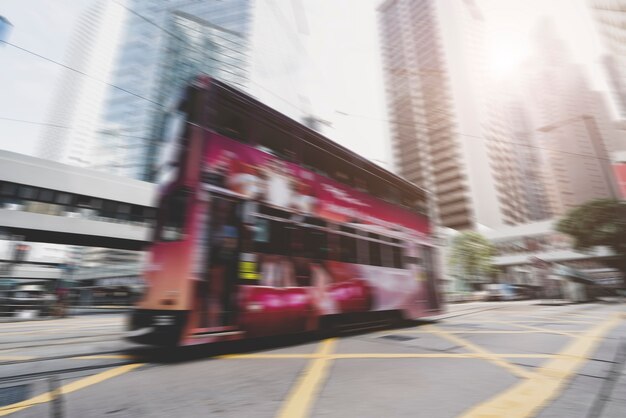 Rues urbaines floues et piétons dans le centre de Hong Kong