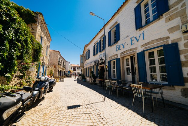 Rues de la vieille ville d'Alacati, Cesme, temps ensoleillé, nature