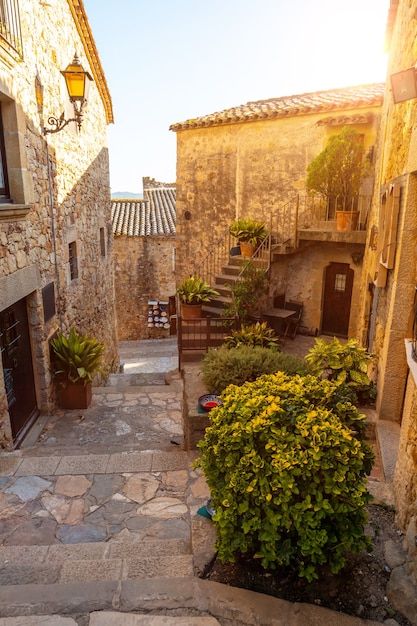 Rues de la ville médiévale de Pals, rues du centre historique au coucher du soleil, Gérone sur la Costa Brava de Catalogne en Méditerranée