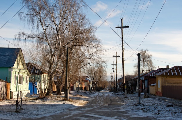 Une des rues d'une ville de province un jour d'hiver de janvier