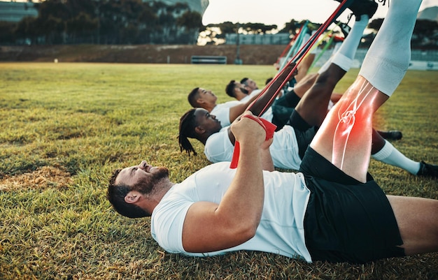 Rugby sportif ou équipe et un homme étirant sa jambe pour se réchauffer avec une superposition rouge pour mettre en évidence une blessure osseuse ou musculaire Exercice de fitness et résistance avec un athlète masculin s'entraînant pour un entraînement sportif