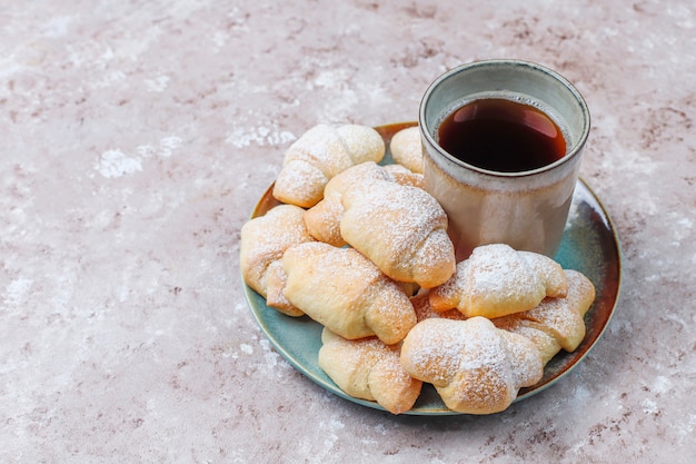 Rugelach maison avec remplissage de confiture, vue de dessus