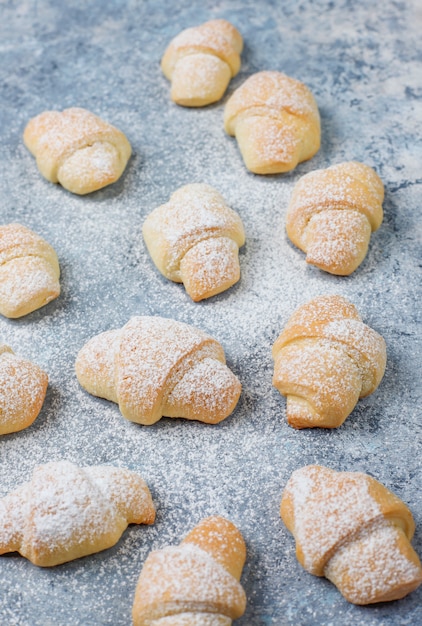 Rugelach maison avec remplissage de confiture, vue de dessus