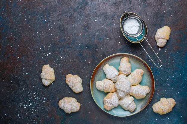 Rugelach maison avec remplissage de confiture, vue de dessus