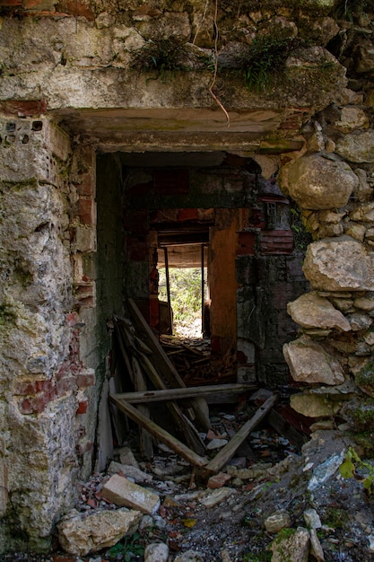 Photo ruine abandonnée sur les dolomites, un vieux bâtiment abandonné de l'extérieur