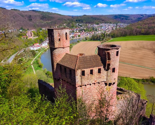 Une ruine de château médiéval dans l'Odenwald allemand, avec les collines et la rivière Neckar à l'arrière