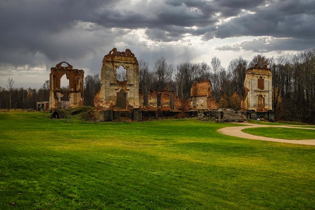 Ruine du vieux manoir. République de Paulava, Lituanie