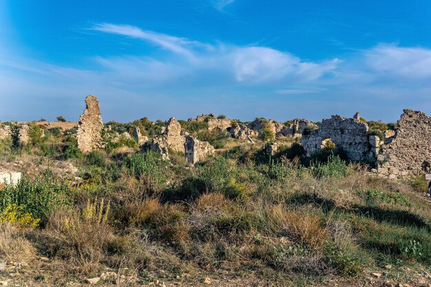 Ruine envahie sur le site de l'ancienne ville de Side à proximité de Manavgat moderne, Turquie