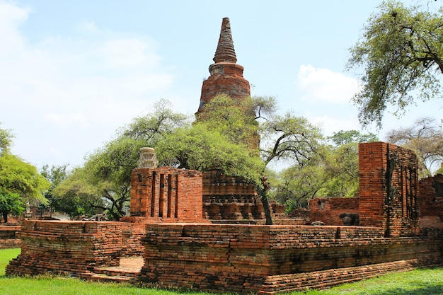 la ruine d&#39;un temple bouddhiste dans le parc historique d&#39;Ayutthaya en Thaïlande